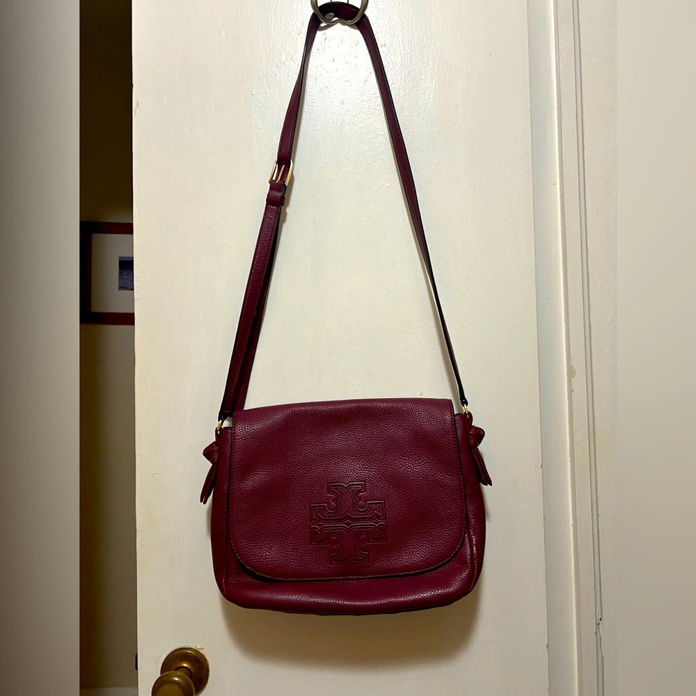 A beautiful burgundy/maroon Tory Burch cross body purse. - Picture 4 of 7
